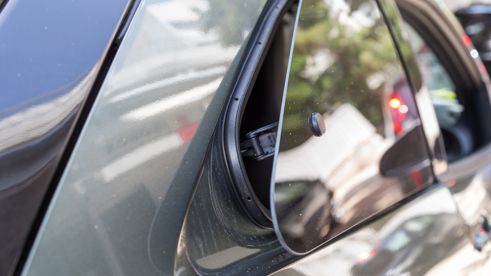 Η Toyota συνεχίζει να βάζει μάνταλα στα πίσω παράθυρα του Aygo. Σε μια τόσο ολική ανανέωση θα θέλαμε να είχαν βάλει κανονικά παράθυρα.